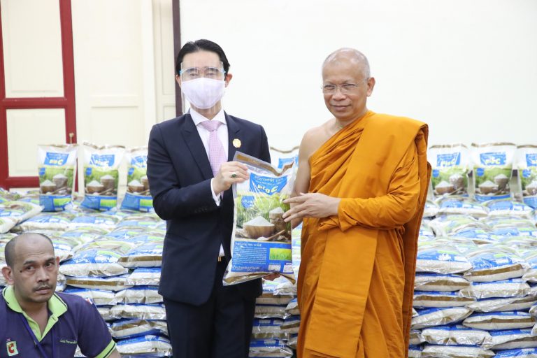 บริษัท บิ๊กซี ซูเปอร์เซ็นเตอร์ จำกัด (มหาชน) ถวายข้าวสารแก่วัดราชบพิธสถิตมหาสีมาราม และ มหาวิทยาลัยม…