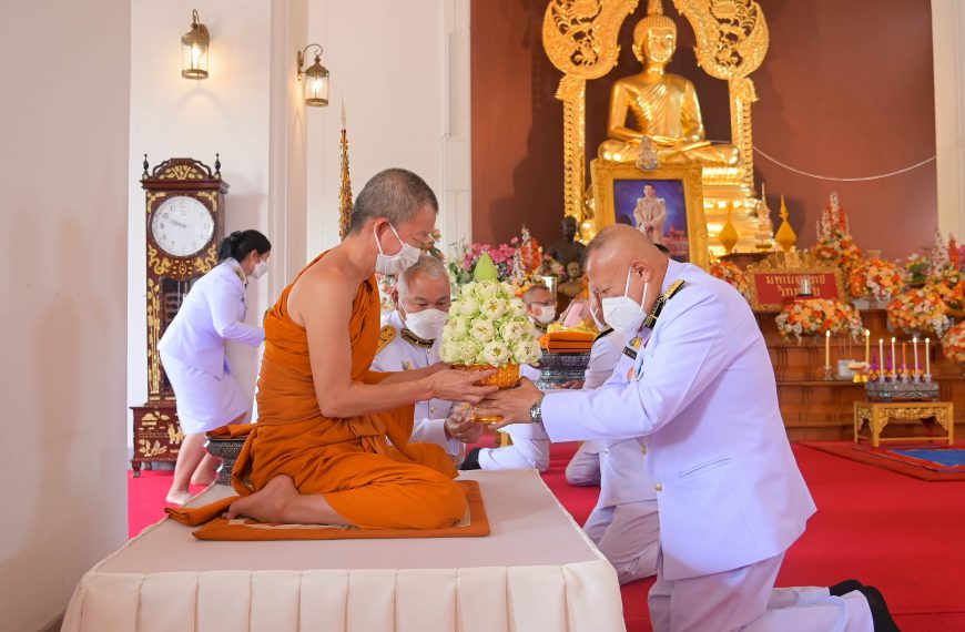 พระบาทสมเด็จพระเจ้าอยู่หัว ทรงพระกรุณาโปรดเกล้าฯ ให้ผู้แทนพระองค์ เชิญผ้าไตร พุ่มบัว และไทยธรรมพระรา…