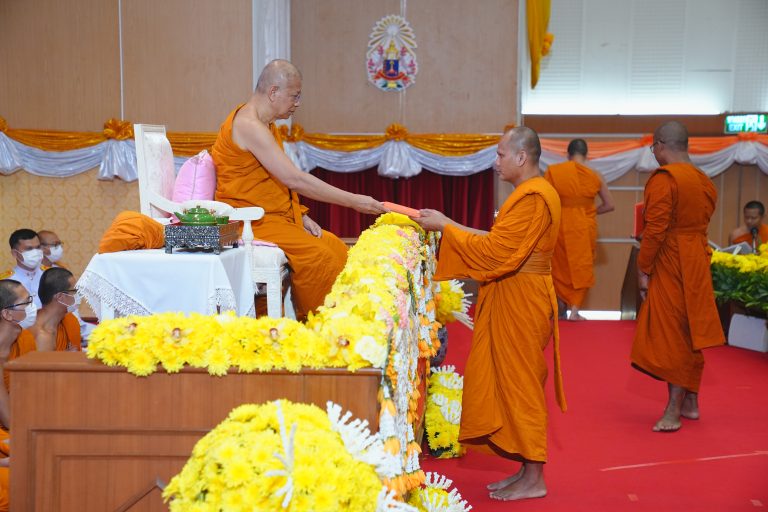 “สมเด็จพระมหาวีรวงศ์ ปฏิบัติหน้าที่แทนพระองค์สมเด็จพระสังฆราช ในพิธีประทานปริญญาบัตร แก่บัณฑิตผู้สำเ…