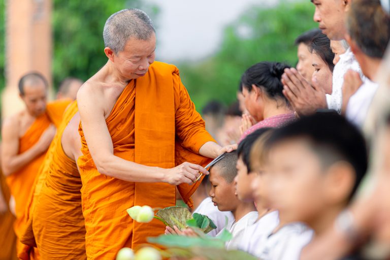 อธิการบดี มมร เป็นประธานในพิธีโกนผมและเจริญพระพุทธมนต์ โครงการบรรพชาศาสนทายาท ในพระสังฆราชูปถัมภ์ ปร…