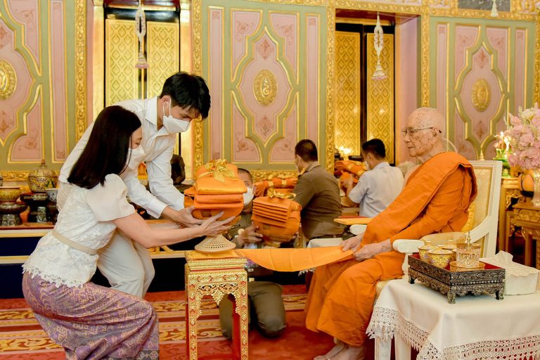 เจ้าพระคุณ สมเด็จพระสังฆราช เสด็จประทานผ้าไตรแก่คณะเจ้าภาพเพื่อเชิญไปประกอบพิธีบรรพชาสามเณรได้เข้าศึ…