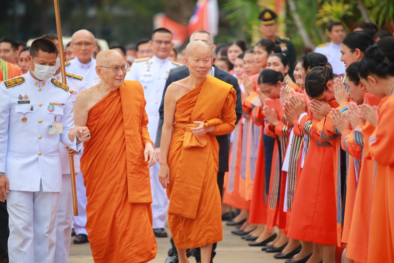 เจ้าพระคุณ สมเด็จพระอริยวงศาคตญาณ สมเด็จพระสังฆราช สกลมหาสังฆปริณายก เสด็จไปม.มหามกุฏราชวิทยาลัย จัง…