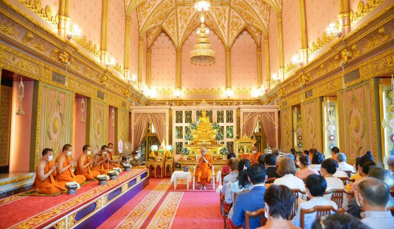 เจ้าพระคุณ สมเด็จพระอริยวงศาคตญาณ สมเด็จพระสังฆราช สกลมหาสังฆปริณายก ประทานผ้าไตรแก่คณะเจ้าภาพเพื่อเ…