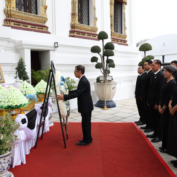 มหาวิทยาลัยมหามกุฏราชวิทยาลัย วางพวงมาลาถวายสักการะพระบรมศพ สมเด็จพระนางเจ้าสิริกิติ์ พระบรมราชินีนา&hellip;