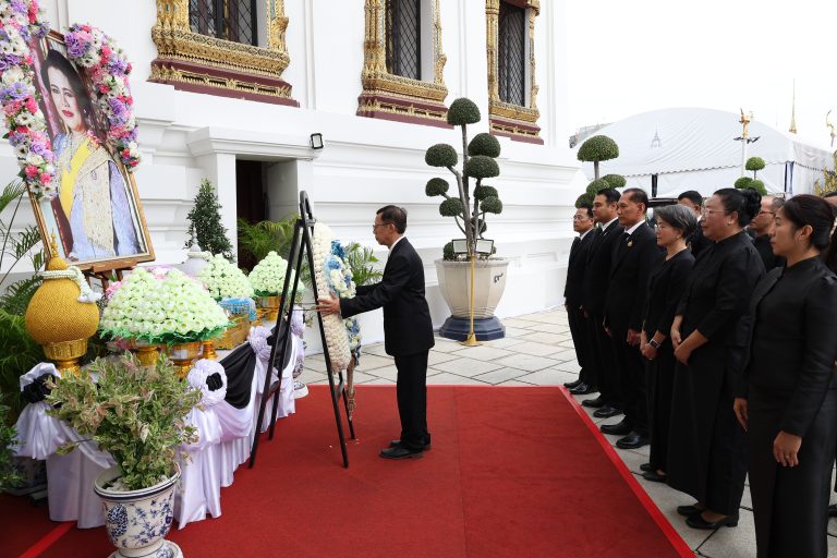 มหาวิทยาลัยมหามกุฏราชวิทยาลัย วางพวงมาลาถวายสักการะพระบรมศพ สมเด็จพระนางเจ้าสิริกิติ์ พระบรมราชินีนา…