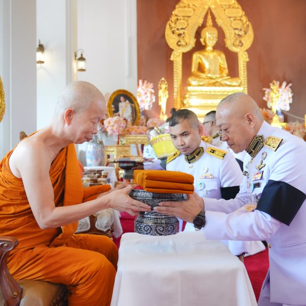 พระบาทสมเด็จพระเจ้าอยู่หัว พระราชทานผ้าไตรและไทยธรรม ถวายอธิการบดี มมร ในโอกาสอายุวัฒนมงคล และพิธีบำ…